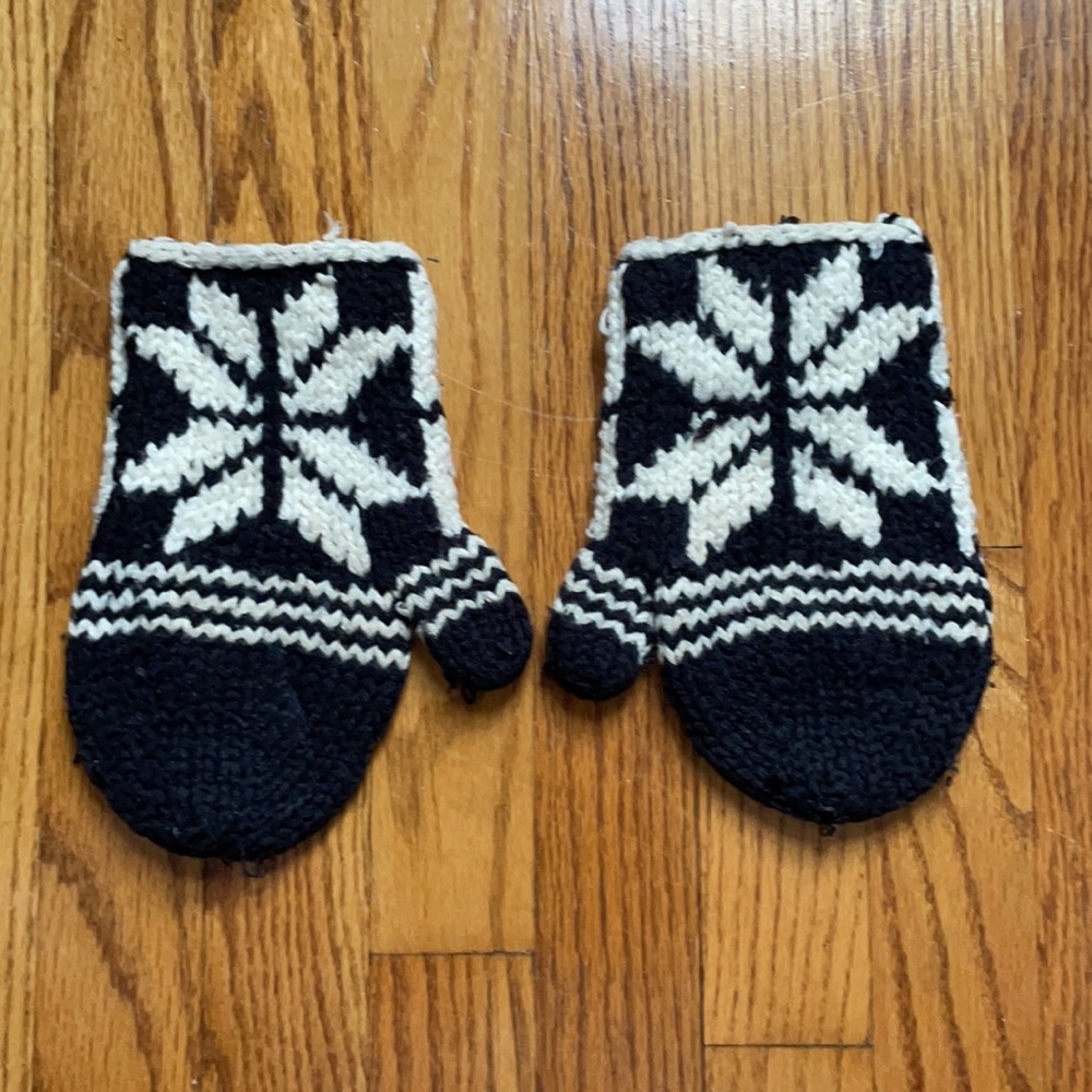 Snowflake Mittens - Picture 4 of 5